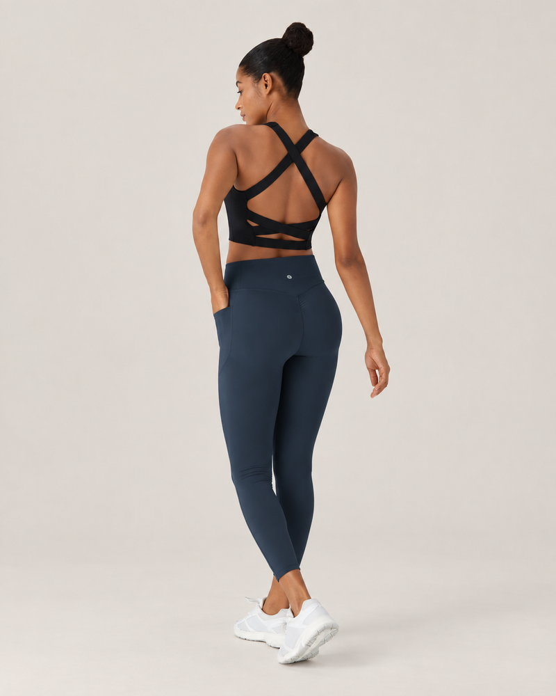 Moda sport en estudio, modelo de cuerpo entero