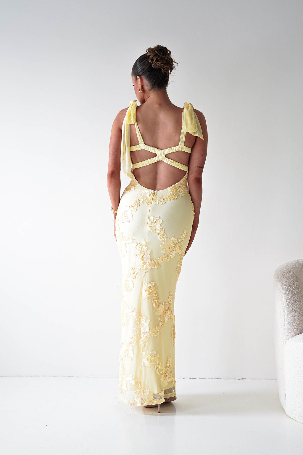 Vestido largo con apliques florales Mahalia | Amarillo