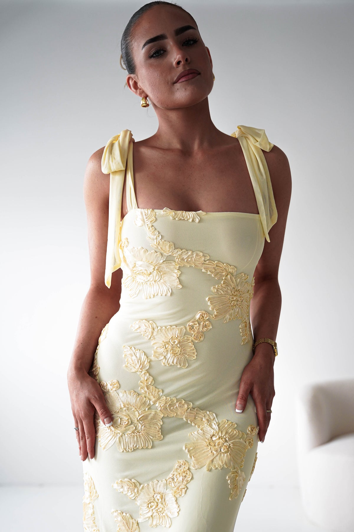 Vestido largo con apliques florales Mahalia | Amarillo