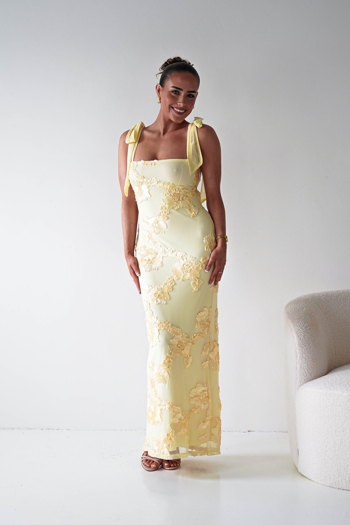 Vestido largo con apliques florales Mahalia | Amarillo