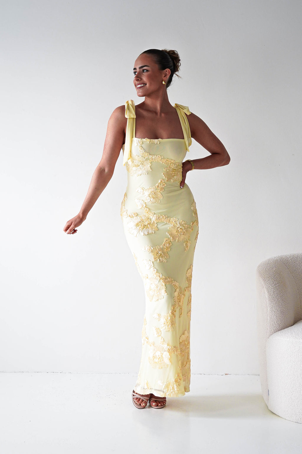 Vestido largo con apliques florales Mahalia | Amarillo