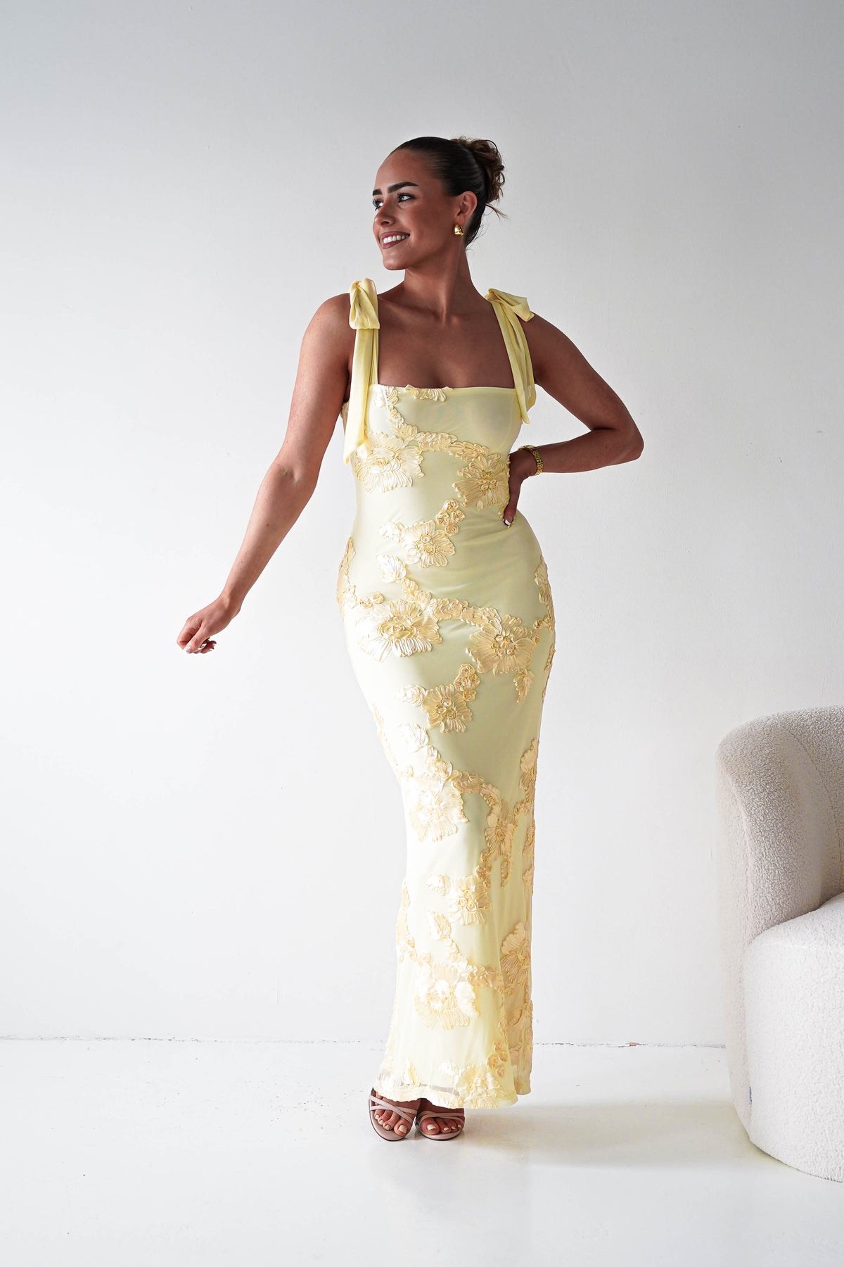 Vestido largo con apliques florales Mahalia | Amarillo