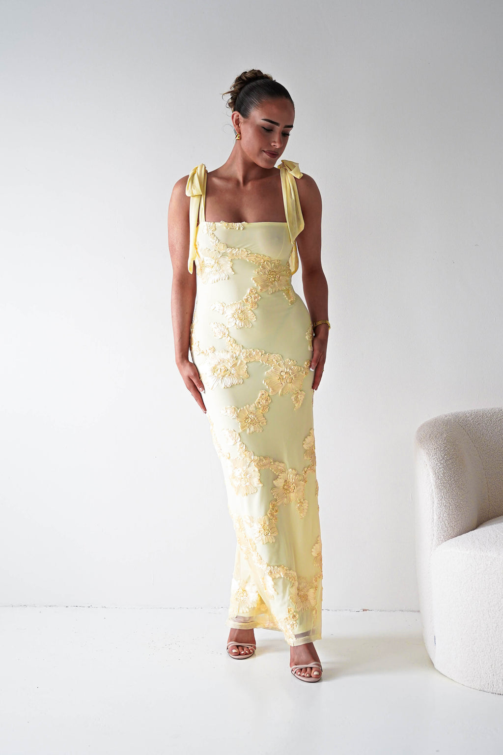 Vestido largo con apliques florales Mahalia | Amarillo