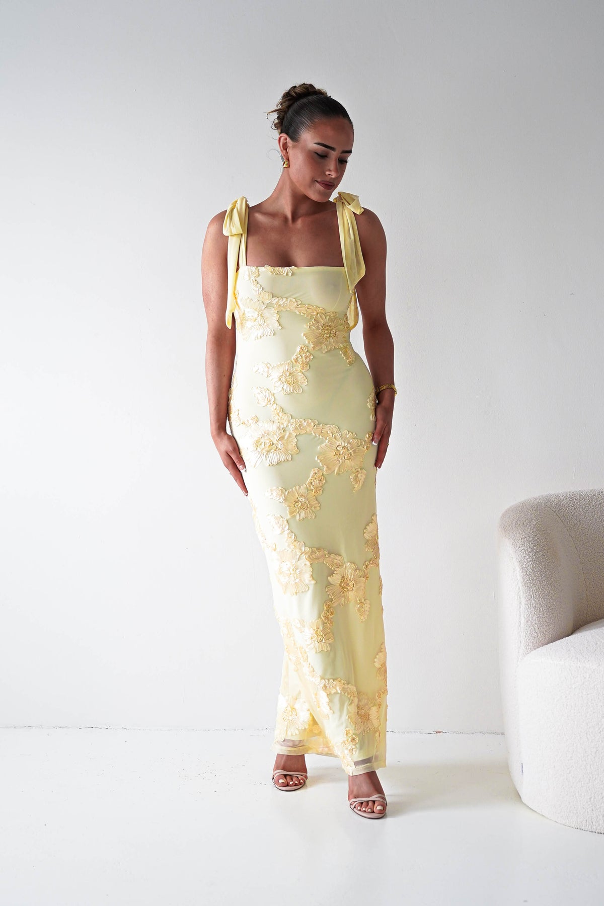 Vestido largo con apliques florales Mahalia | Amarillo