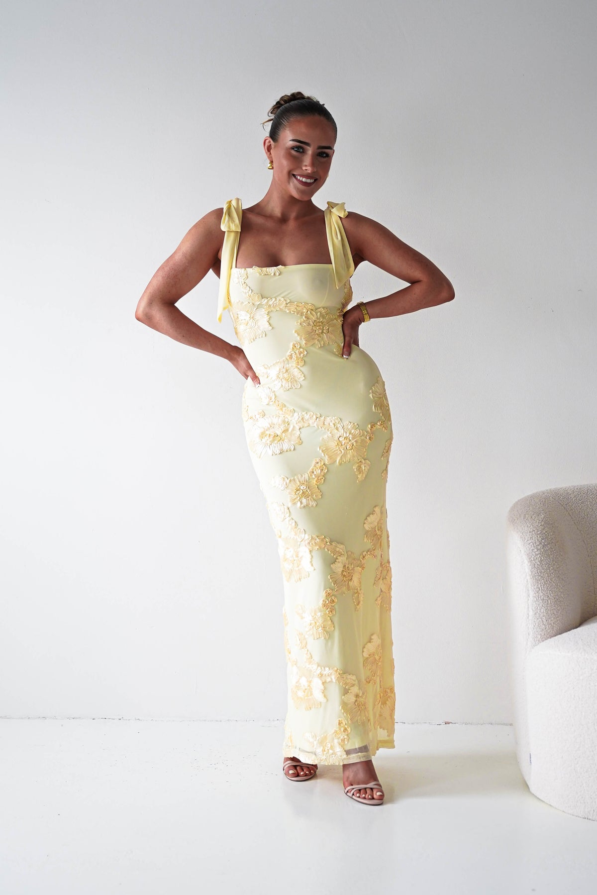 Vestido largo con apliques florales Mahalia | Amarillo