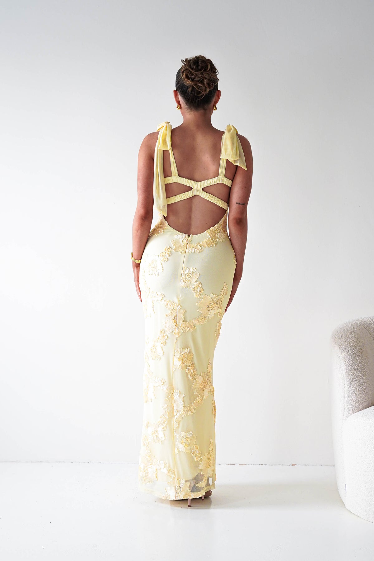 Vestido largo con apliques florales Mahalia | Amarillo
