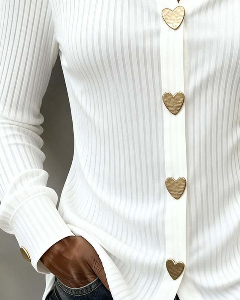 Blusa blanca con botones de corazón