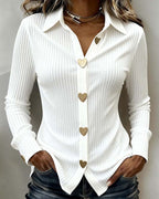 Blusa blanca con botones de corazón