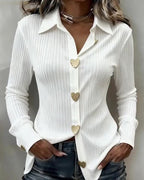 Blusa blanca con botones de corazón