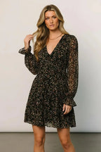 Vestido corto de flores con mangas de volantes