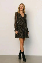 Vestido corto de flores con mangas de volantes