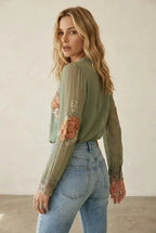 Blusa boho verde oliva con escote en V