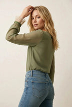 Blusa boho verde oliva con escote en V