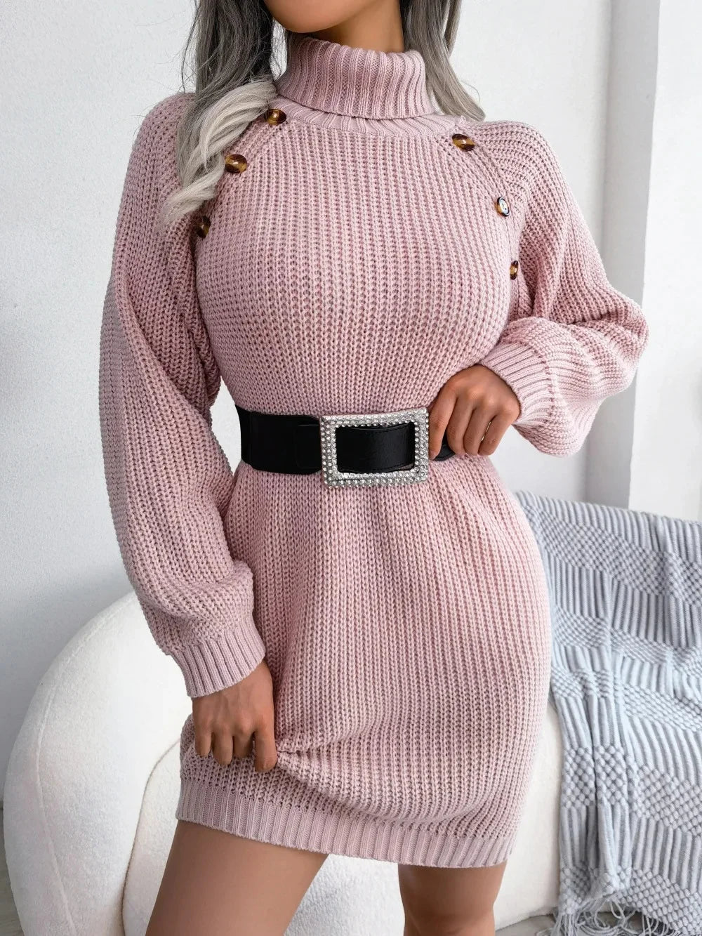 Vestido corto de punto grueso con botones al hombro