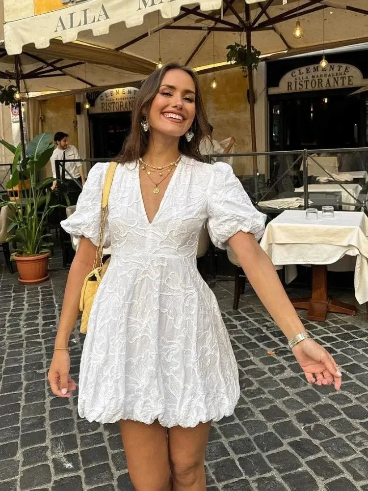 Vestido corto blanco con bordado floral