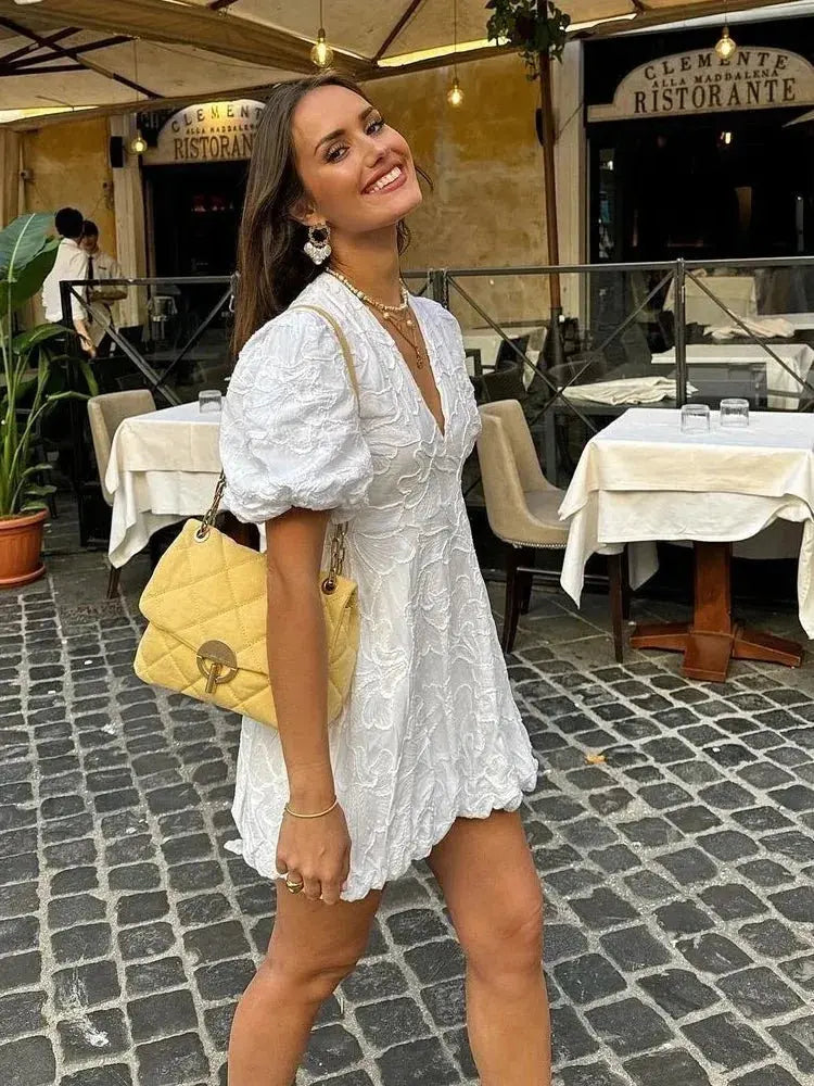 Vestido corto blanco con bordado floral