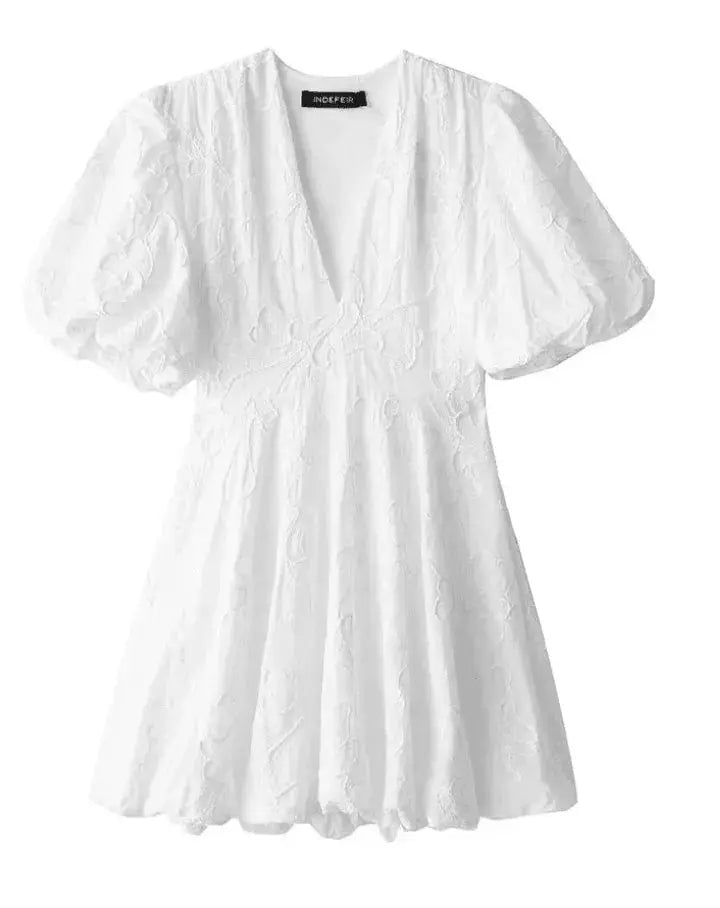 Vestido corto blanco con bordado floral