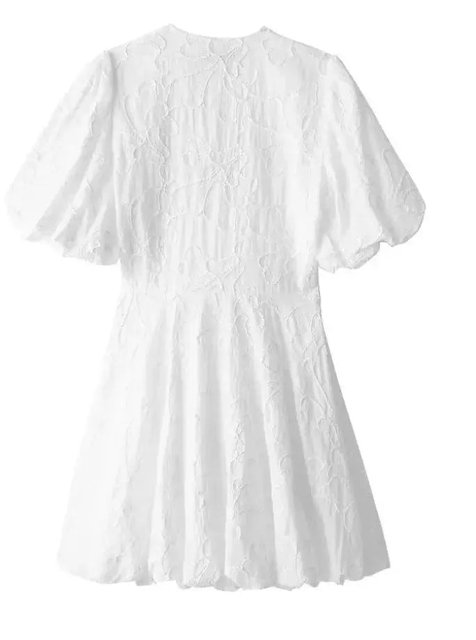 Vestido corto blanco con bordado floral