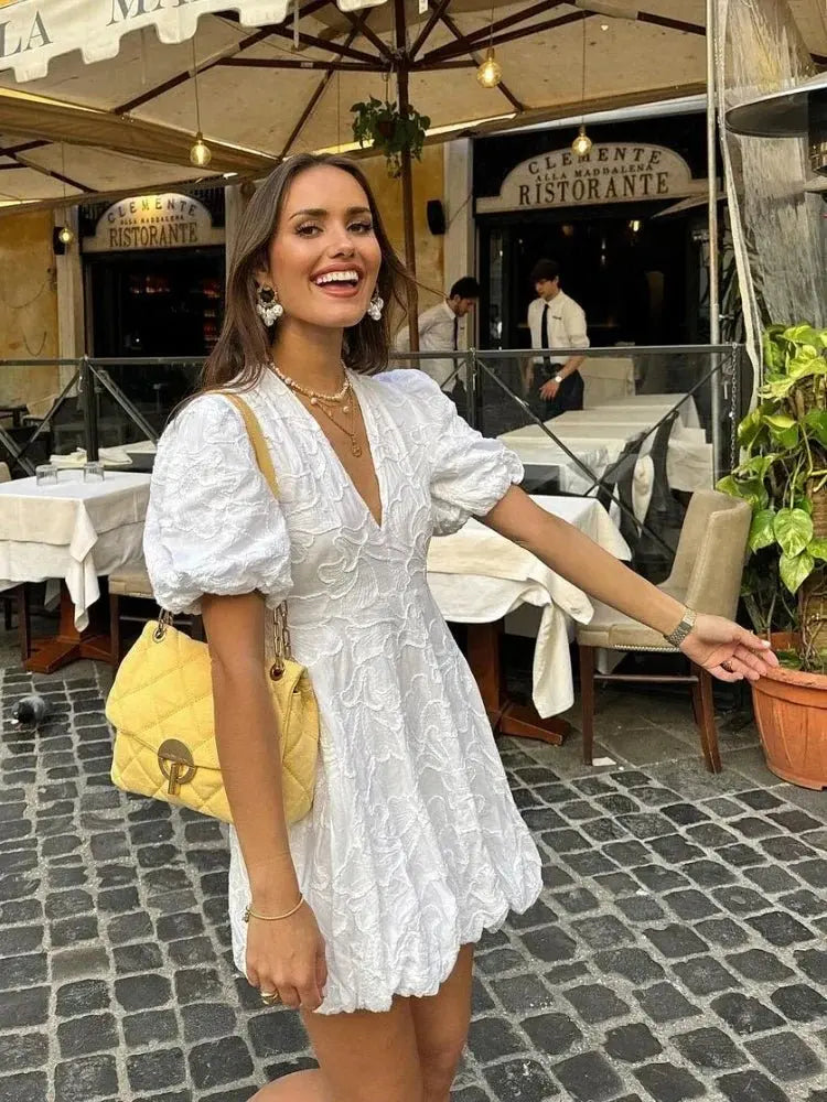 Vestido corto blanco con bordado floral
