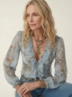 Blusa con estampado de serpiente y volantes