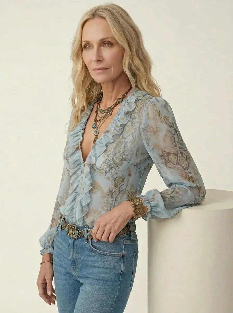 Blusa con estampado de serpiente y volantes
