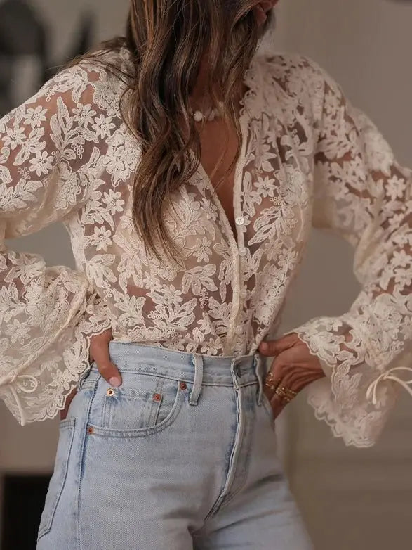 Blusa beige de encaje con volantes