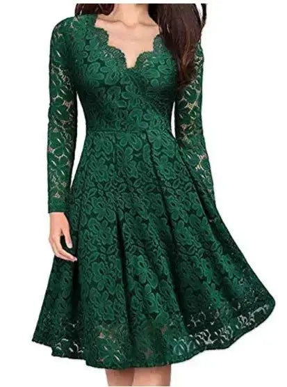 Vestido corto de encaje con escote en V