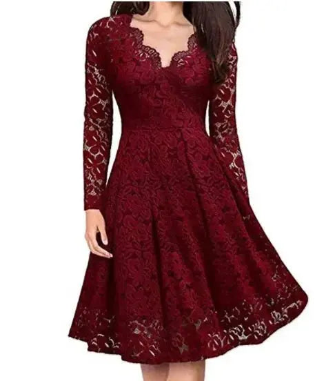 Vestido corto de encaje con escote en V