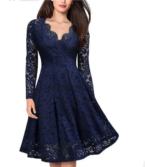 Vestido corto de encaje con escote en V