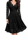 Vestido corto de encaje con escote en V