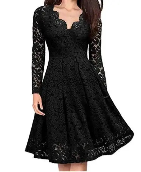 Vestido corto de encaje con escote en V