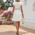 Vestido corto con escote en V y detalles calados