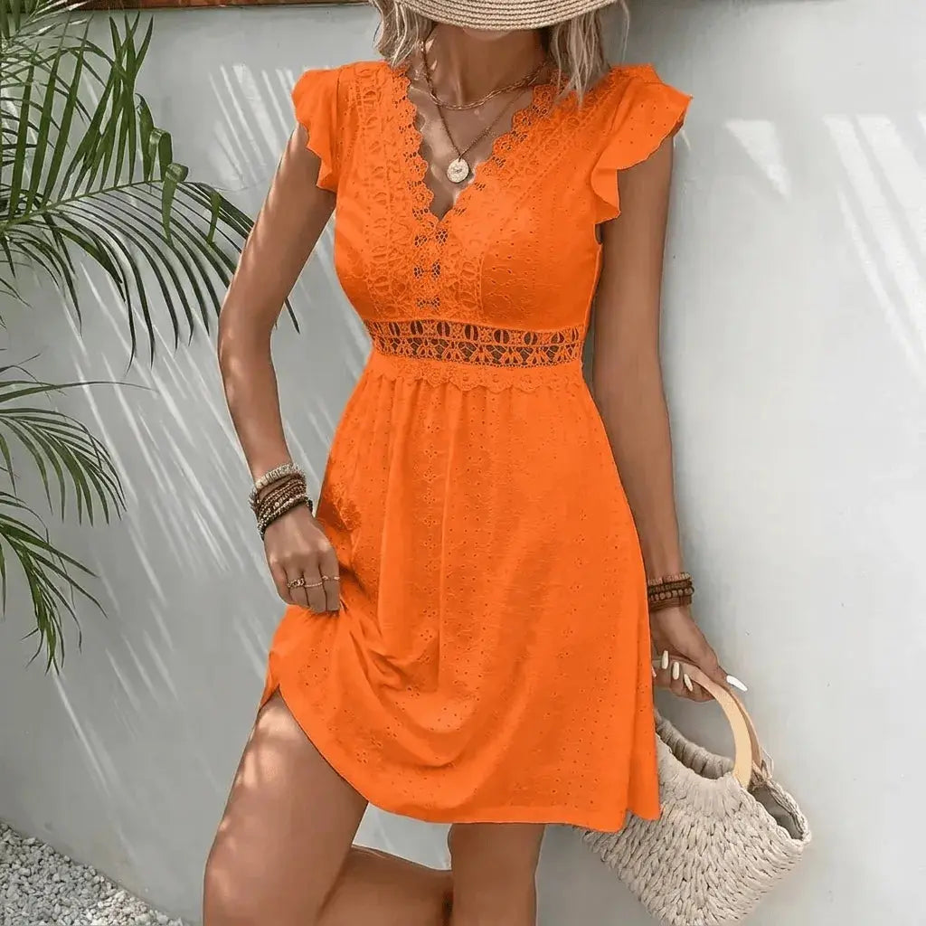 Vestido corto con escote en V y detalles calados