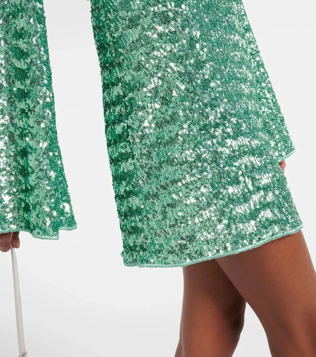 Vestido corto con brillo y escote en V