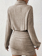 Vestido corto de punto acanalado con cuello alto