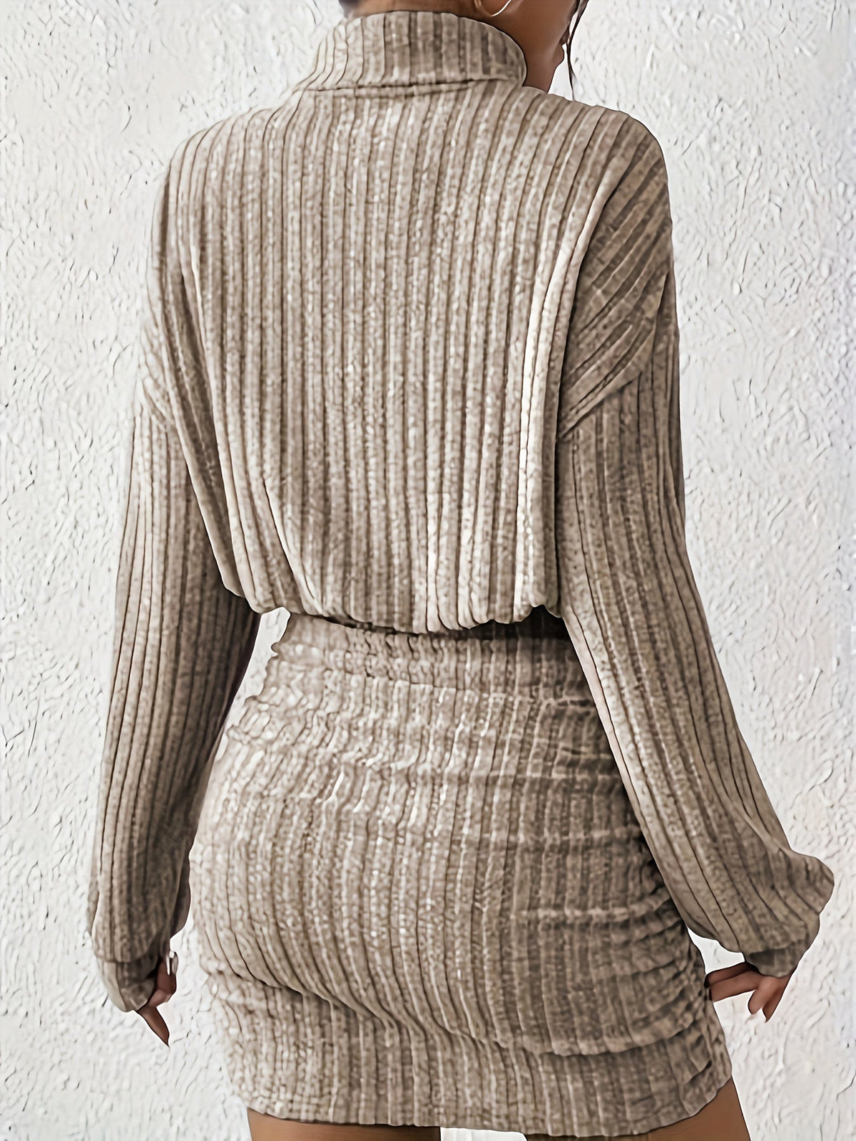 Vestido corto de punto acanalado con cuello alto