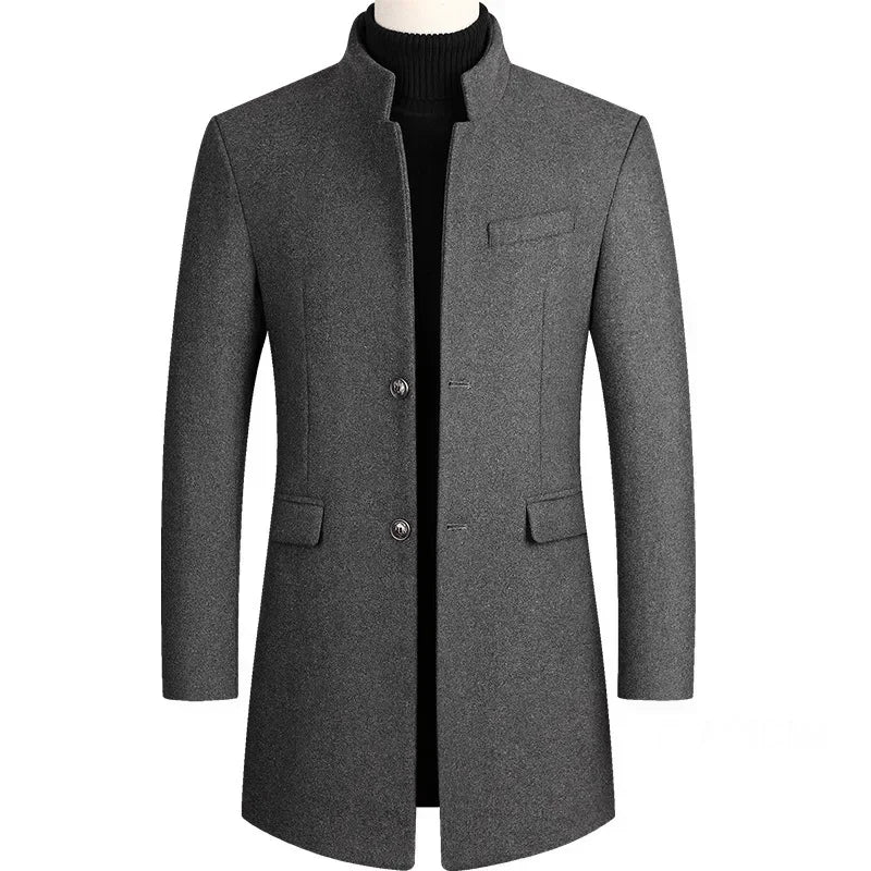 Abrigo de hombre con cuello alto y botones