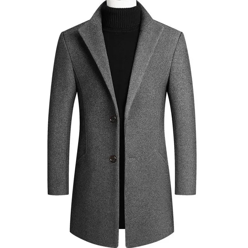 Abrigo de hombre con cuello alto y botones