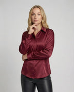 Blusa entallada de acabado satinado
