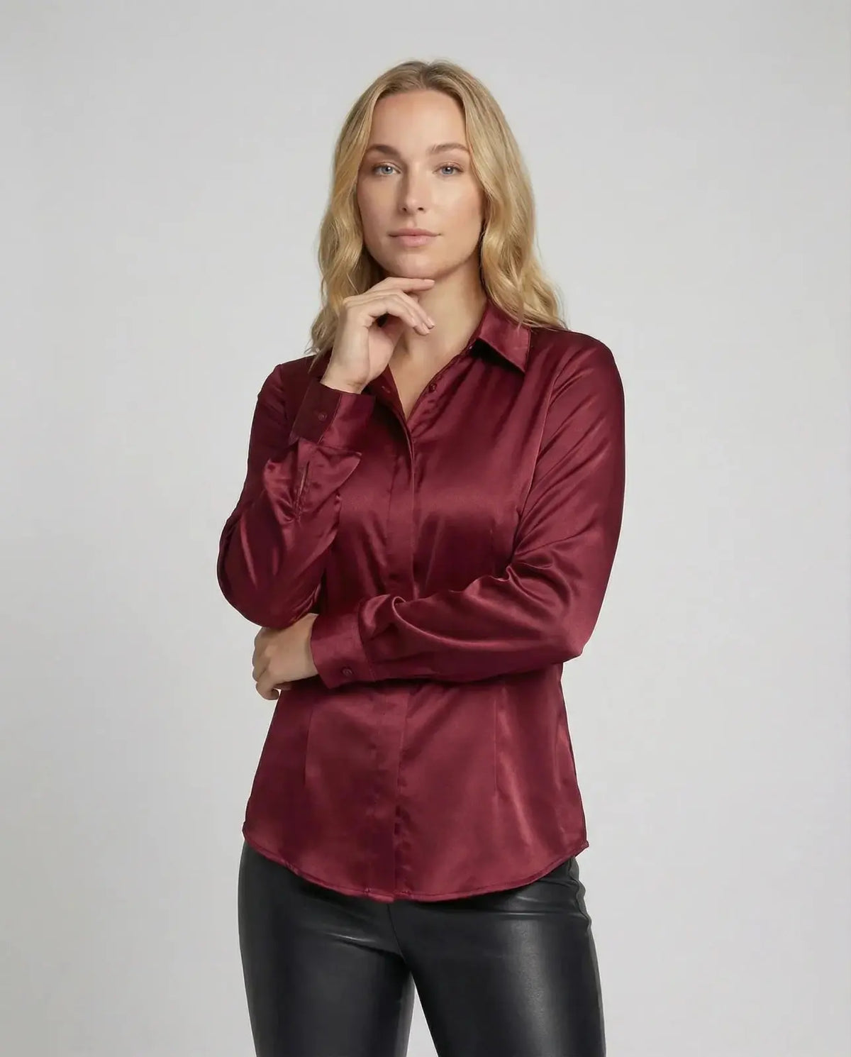Blusa entallada de acabado satinado