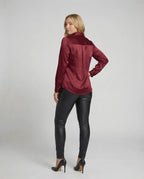 Blusa entallada de acabado satinado