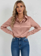 Blusa entallada de acabado satinado