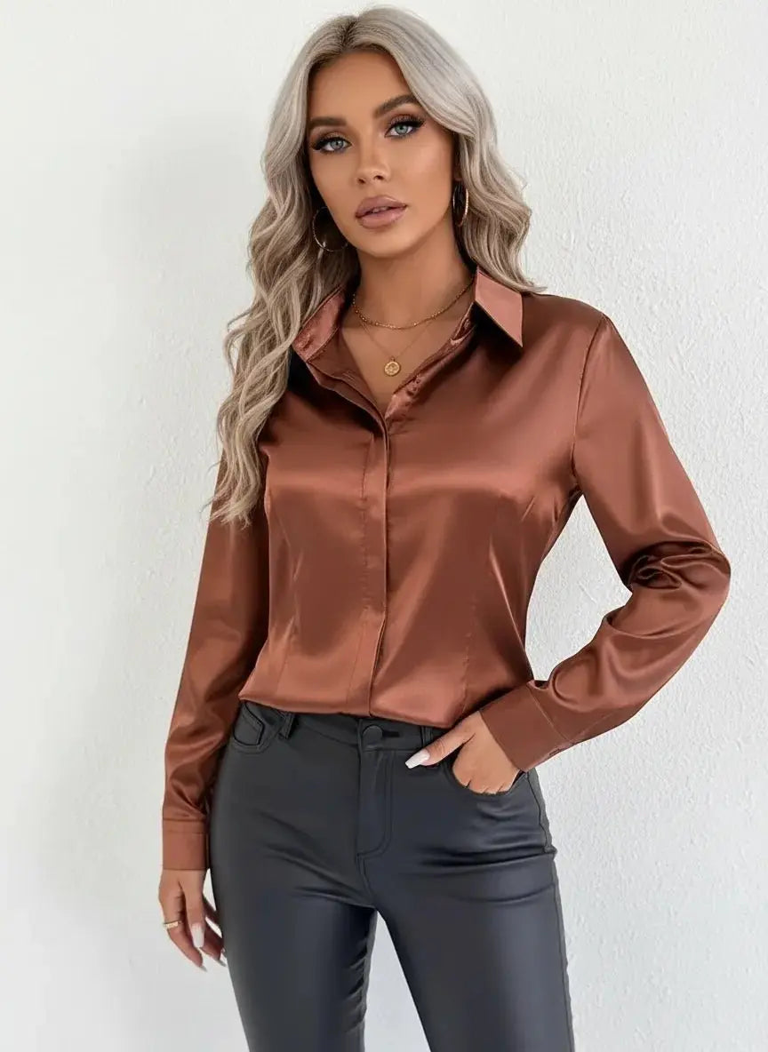 Blusa entallada de acabado satinado