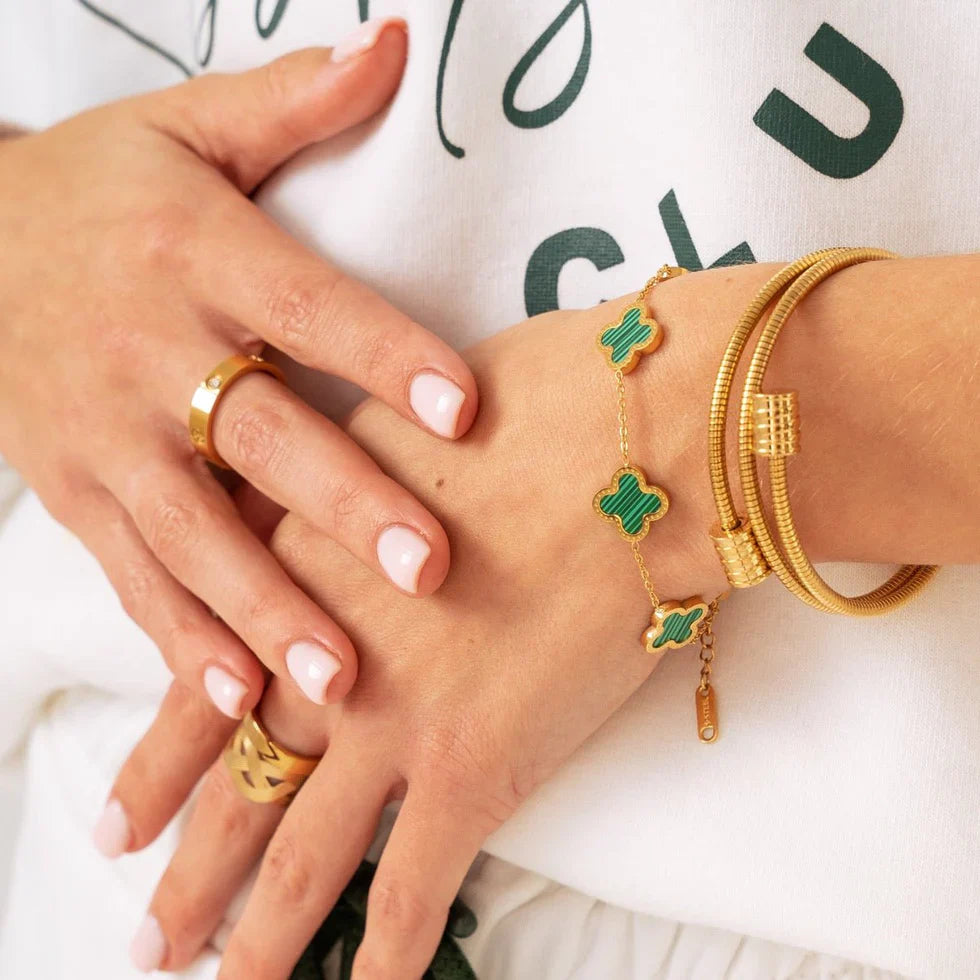 Nácar | Pulsera espiral triple bañada en oro de 18 quilates