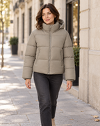 Elena en color taupe, combinada con vaqueros en la calle
