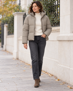 Elena en color taupe, idea de conjunto con pantalones oscuros