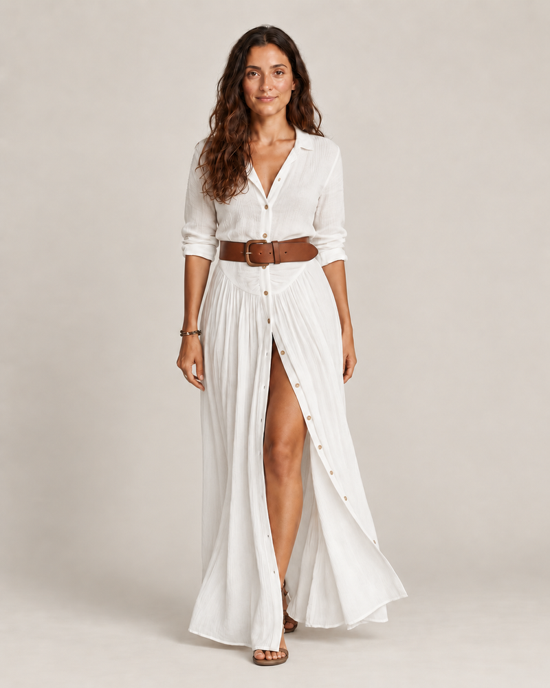 Modelo con conjunto blanco y cinturón marrón, sin bolso