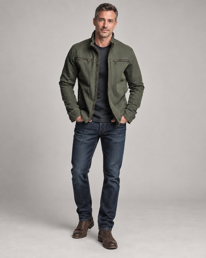 Look de hombre de LaQuapa con chaqueta verde oliva y vaqueros oscuros