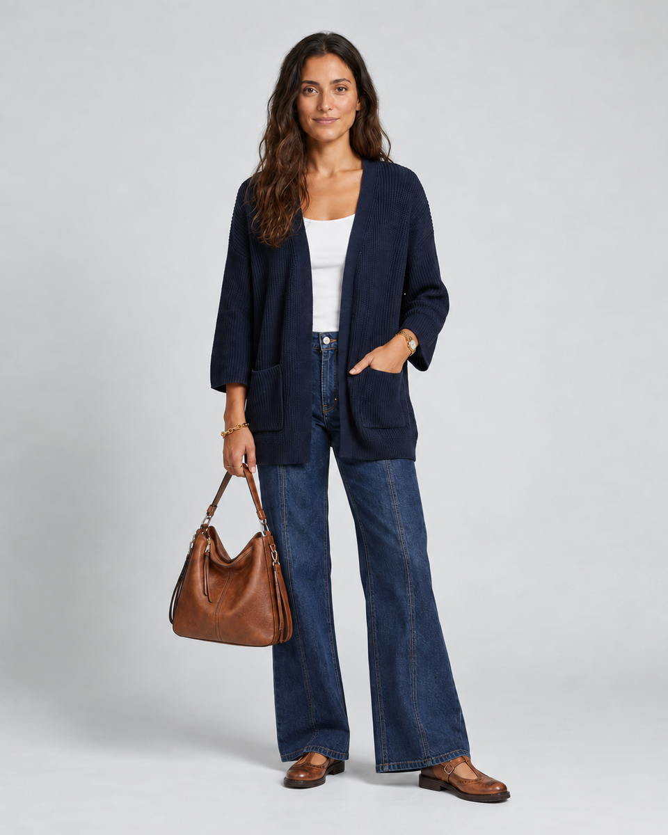 Look de mujer de LaQuapa con cárdigan azul marino y pantalón vaquero
