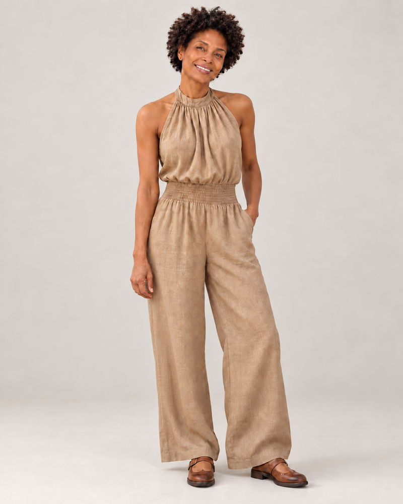 Modelo con mono camel de cuello halter, sin bolso